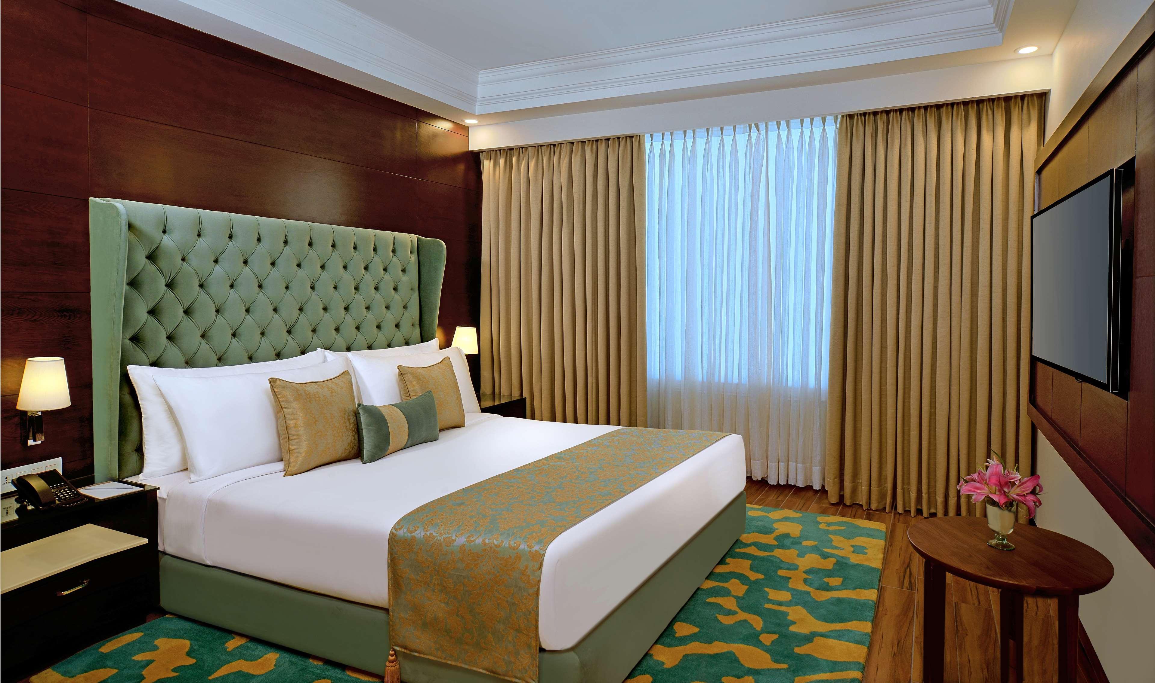 Radisson Chandigarh Zirakpur Exterior photo A room at the Taj Bengal